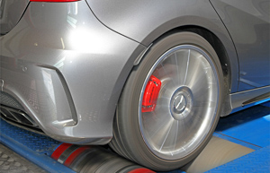 Mercedes A45 AMG på dynon för kraft mätning.