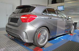 Mercedes A45 AMG på dynon för kraft mätning.